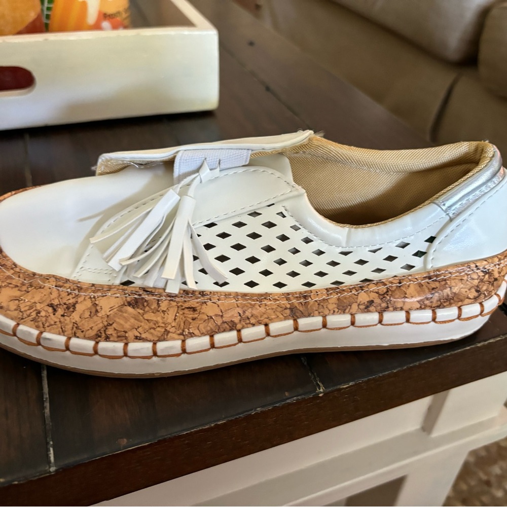 Soft tassel loafer, size 7- New